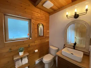 Quiet & Cozy Log Cabin near Revelstoke & Sicamous - Image 3