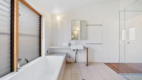 Ocean Mist Beach House | 5 bedroom, 2 bathroom, sleeps 10, 400m to beach - Image 3