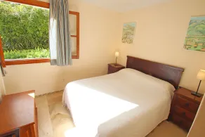 Welcoming garden apartment with sea and mountain views 5 minutes walk from beach - Image 4
