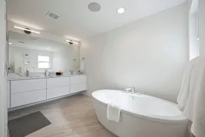 Luxury Beachside 4BR/3BA Waterfront Home - Image 2