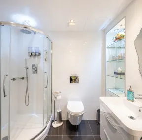5-STAR LUXURY, Super Location, Air Con, Private Garden, Car Service & More! - Image 4