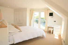 Luxurious Seafront Cottage - Image 5
