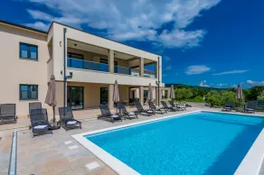 Villa avec terrasse, jardin et piscine | Vue piscine - Image 3