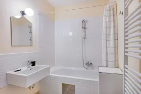 Ideal Donaustadt 2BR w/ Elevator, Doorman, near U1 & UN HQ, by Blueground - Image 2