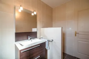 Luxurious villa with private swimming pool - Image 4