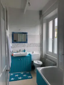 Gammelt restaureret hus med smuk lukket have tæt på racerbane - Image 2
