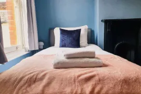 Spacious 2BR Reading Home w/ Garden & Sofa Bed - Image 4