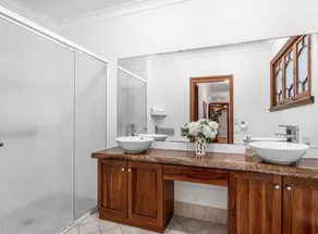 Spectacular bay Island Views in Manly Close to Lots Cafe Restaurants Market IGA - Image 2
