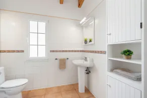 Modern villa with private pool, AC, WIFI, sleeps 6, 10 min to beach and centre - Image 3