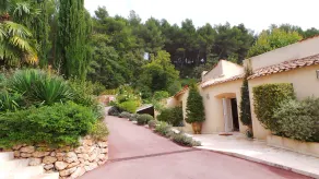 Sainte Victoire: 325 M² property with pool house set in 5 ha of woodland - Image 4