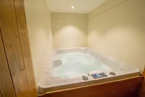 Chalet Clearmount with Spa - Image 2