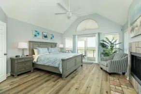 5★ Waterfront home w/ bikes & kayaks, fire pit! Amazing underwater fishing light - Image 5
