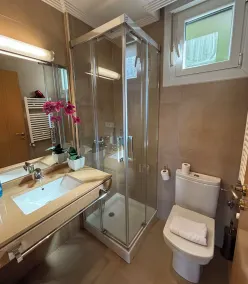 Ulia Apartments- Garden Boutique & 1 Free Parking Space - Image 3