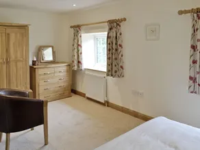 3 bedroom accommodation in Spring Gardens, Frome - Image 5