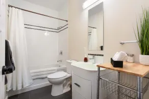 Modern suite with glacier view - Image 2
