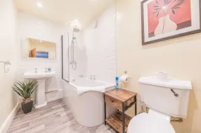 Sleeps 6 guests  in 3 bedrooms - Image 4