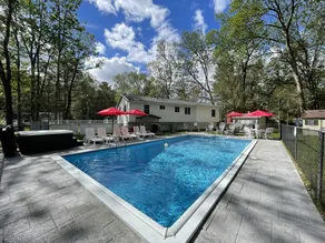 Fully renovated- 2 LIVING ROOMS, HOT TUB, POOL, GAME ROOM, FIREPIT, PAGODA. - Image 5