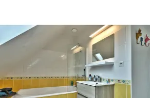 Pretty family home with enclosed garden - Image 3