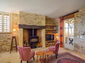 A cosy house with garden and swimming pool - Image 2