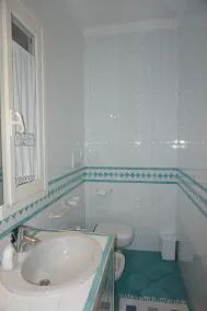 Charming property in village centre,beach 250m, garden,ample parking,sleeps 8/9 - Image 4
