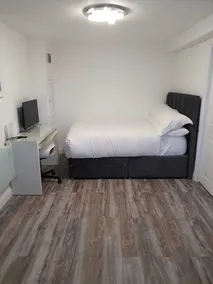 It a one bedroom studio apartment with a free parking and close to train station - Image 4