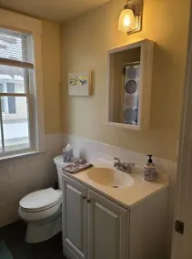Clean, Comfy & Convenient 1 Bed Apt in the Village - Image 3