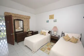Maison avec terrasse, piscine privée et jardin - Image 4