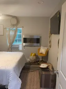 Secluded Plenty Parking 2BR Cottage  Boats /RV’s. Trailer se/Cars-Safe Parking - Image 3