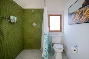 Stunning Remodeled 5-BR Craftsman. 4x King Beds + 2x Twin XL! With AC & Laundry - Image 2