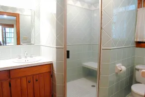 Hermosa propiedad en el lago Erie, 6 recámaras, 4 baños, playa privada, porche. - Image 2