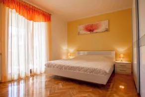 Holiday apartment with balcony and air conditioning - Image 5