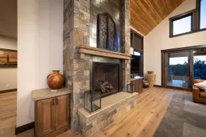 Exquisite Luxury Home with Panoramic Mountain Views & First-Class Amenities - Image 2