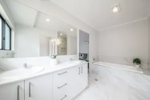 Modern 5 Bedroom , 3 Bathroom Holiday Home with Sparkling Pool - Image 4