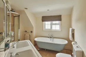 Stunning Coach House in Sussex - Image 4