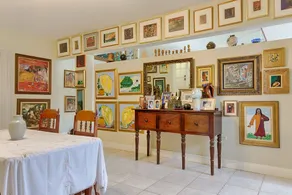 Spacious Art-Deco  Guest House - Image 4