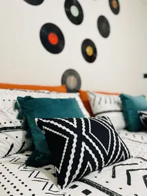 Cozy King Suite w/free parking -- 15 mins from Downtown - Image 3