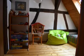 Maison à colombages idyllique avec un grand jardin et aire de jeux et verger - Image 2