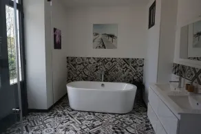 Villa con piscina, en el borde del canal Perrotine. - Image 5