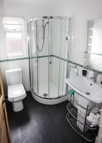 Well-appointed, spacious 3 bedroom riverside cabin in tranquil Norfolk Broads. - Image 2