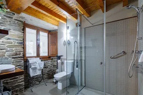 Appartamento \"Apartamento Adega\" camera interna, con finestra che si affaccia su un portico interno - Image 3