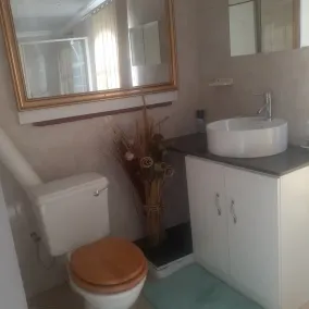 Comfy Private Home- Centrally Located, Close to Airport, Shops, Freeways, Casino - Image 3