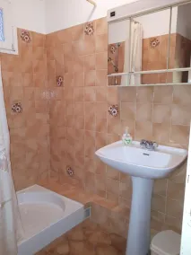 3 pièces dans une villa avec jardin. - Image 2