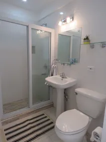 Secluded sea-view apartment 2 mins from beach, WiFi, 24hr security - Image 2