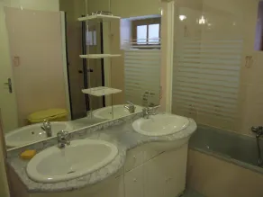 Espacio, confort y actividades; dos casas donde todos encuentran su lugar. - Image 4