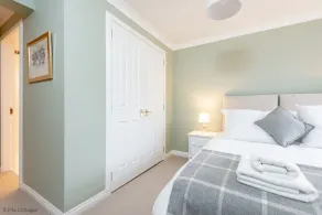Fabulous Sleeps 8 Town Centre Apartment - Image 4