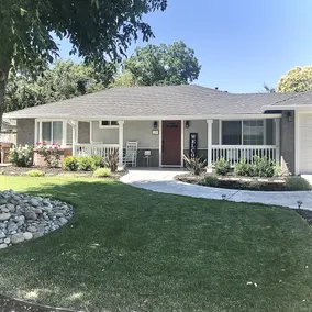 Cozy 2 bed, 2 bath home, walking distance to everything! Big yard. Dog friendly! - Image 4
