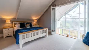 Muntjac Lodge, Cotswold Water Park, sleeps 10 guests in 5 bedrooms - Image 5