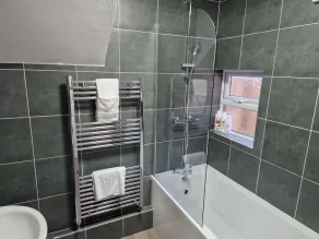 Birtley's Amethyst 3 bedroom Apt sleeps 6 Guest - Image 4