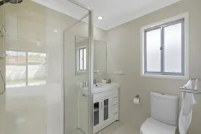Spacious 4-Bed House with Secure Parking - Image 3