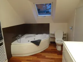 Nestled in a wooded park, with the beach just 3 minutes away - Image 2